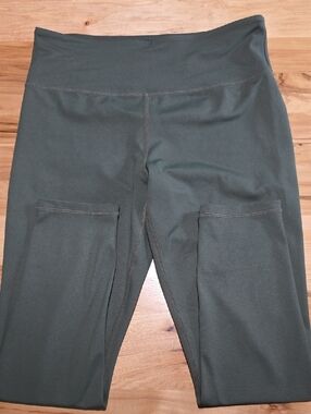 High-Waist Olive Green Athletic Leggings with Side Pockets